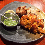 タンドールバル カマルプール - タンドーリチキンとガーリックチキンの盛り合わせ(600円)