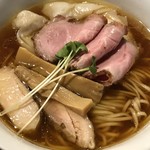 2種類のチャーシューに鶏ワンタン、味玉、メンマどれも美味い！！