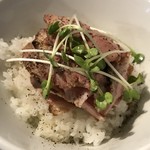 ブラックペッパーが香る豚の旨味を感じるローストポークです！