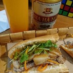 BANH MI VIET NAM - 卓上のチリソースは甘め