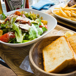 カウカウ　カフェ - シーザーサラダw/ブレッド980円。