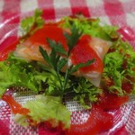 ビストロ アオキ - 甘海老のタルタル ライスペーパー包み　イチゴのソース