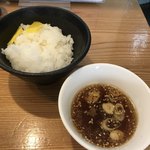 ラーメンにっこう - セットのご飯とスープ