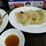 新天地人 - 晩酌セットの焼き餃子　いつもの事だが、もう少し焼き色がほしい。