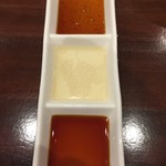 鳥田中 - 湯引きには3種類のタレ　上から出汁醤油 胡麻油と塩 にんにく醤油です