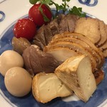 鳥田中 - 絶対食べるべき品2　スモーク盛り合わせです　鶏肉ももちろん美味しいですが飽きさせないようにうずらやいぶりがっこやカマンベールまで燻製してあってワインにも合いますね