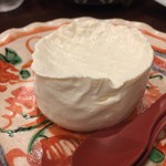 鳥田中 - 程よく水分を抜いた甘味のある豆腐　豆を腐らせたら納豆ですよね〜豆を潰して箱に納めるのが豆腐（笑）