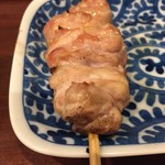 鳥田中 - ももはよく締まっています　塩でいただいてもタレでいただいても美味しいですが塩が好き