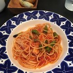 グッドモーニングカフェ - 豚トロとシシトウのアラビアータ スパゲッティーニ。奥がセットのパン('18/09/02)