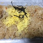 クローバー - ご飯と刻み鶏肉が「これでもかぁ～！！」と言わんばかりにパックへ詰め込まれた「鶏めし」です