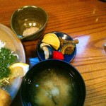 奥には予め擂られた胡麻。お漬物は茄子、トマト、ゴーヤ、沢庵。