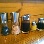 とんかつ ひろまつ - 黒胡椒、ピンク岩塩、ソース、芥子、醤油。