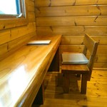 とんかつ ひろまつ - 外に向かった一人掛け席。