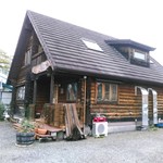 とんかつ ひろまつ - 山小屋のようなお店です。信号＆バス停・円林寺前。