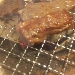 元氣七輪焼肉 牛繁 - 焼いてるの図。