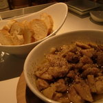 BAR YLANG YLANG - 鶏もも肉のガーリックオイル煮