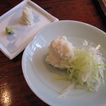 蕎麦 案山子 - 手前が「辛味おろし蕎麦」の薬味です。
