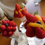 フルーツむらはた - 紅ほっぺパフェと苺パフェ