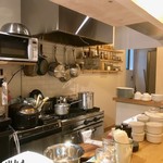 ダイニングバーカナ - 明るく清潔感のある店内