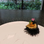 イチリン ハナレ - 竹炭のおこげ 雲丹乗せ1