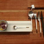 スタイリッシュな箱の上には上品なアミューズ、純銅製を銀で仕上げた個性派カトラリー