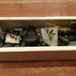 Imparfait - 火の付いた藁で瞬間燻製された、平目の昆布締めや竹炭入りグジェール、鰯のマリネ