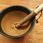 Imparfait - スープに加える無添加ナッツや青山椒の実は、自分で好みの粗さにゴリゴリすり潰します