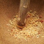 Imparfait - ピーナッツやアーモンド、南瓜の種や青山椒の実を細かくすり潰した上から、スープをそそぐ楽しい演出