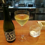 富山氷見のワイナリーSAYS FARMで作られたシードル、お水のグラスも独特な形でお洒落！