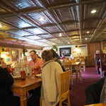 Delongs Casual Dining - 店内。隣の席のピンクのシャツは市長さん。声をかけられました。