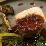 Imparfait - しっとり柔らかな鶏に、刻んだエシャロットや日本酒、鶏の出汁を合わせた赤ワインソースがマッチ！