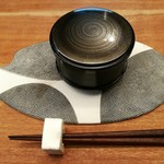 Imparfait - メインの後には、お箸と小さな蓋付きの器で麺料理が