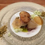 Imparfait - 梨はセミドライやさっぱりコンポート、白タピオカに合わせた梨ソースなど、黒胡椒のチュイルも