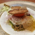 Imparfait - トマトのマリネにクリームチーズのムース、緑のバジルオイルやパウダー、塩気のきいたマスカルポーネのクランブルなど