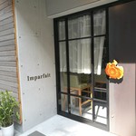 Imparfait - シンプルでさりげない看板が隠れ家風、スタイリッシュな外観