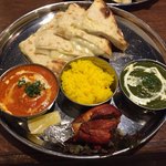 Mothi Maharu - ナンとカレーです。左がシーフード、右がほうれん草とチキンのカレーです。真ん中はターメリックライスでした。