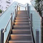 にい留 - 階段 で2階へ上がります。（エレベーターもあるようです。）　　　　　　2018.09.01