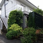 トライベッカ - 外観（2階建てアパートの1階部分が店舗）