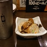 飲んべぇ食堂 らくだ屋 - お通しとハイボール