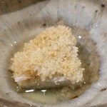 Sushisho Nomura - 肴①真蛸(鹿児島県産)の真子
                粒が綺麗に立ってさっぱりとした薄味の味付けで柔らかな旨みを楽しみました
                海藤花(かいとうげ)と呼ぶそうです
                日中に行った鹿児島水族館の真蛸も水槽の中で卵を守ってたなぁ