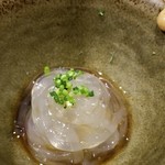 鮨匠 のむら - 肴②ところてん(テングサは静岡県産)
      自家製ポン酢を付けて頂きます。
      冷たくて喉越し良く、暑気払いにぴったり。