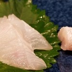 鮨匠 のむら - 肴④目一鯛 (鹿児島県開聞岳沖産)　
      産卵期は夏～秋、旬は夏～冬
      背身と腹身を出して頂きました。
      モチモチとした食感としっかりのった脂からくる甘味が特徴です。