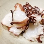 鮨匠 のむら - 肴⑥真蛸(鹿児島) 900g拘りサイズ
      茹でたてをアツアツ状態で細工包丁を入れます
      とりあえず何も付けず一口、「旨い！」
      これを頂くと「のむら」さんに来たことを実感
      旨味が濃厚で自然な甘さが拡がります