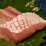 鮨匠 のむら - 肴⑦平政4kg
      産卵期は春～夏、旬は春～夏
      さっぱりとした味わいを大将が好むので、全体的に青魚は若く小ぶりなチョイスが多いようです
      放血神経〆してありコリコリな食感、それでいて上品な脂のりが素晴らしい