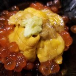 鮨匠 のむら - 肴⑧赤雲丹(佐賀県唐津産)と筋子(新いくら)(北海道産)
      明礬無添加なのに美しい黄色
      最初の一口は5秒ホールド
      ゆっくり味わい、口の中で拡散する甘み
      筋子をほぐした新いくら
      円やかな甘さにうっとり