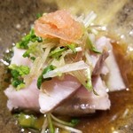 鮨匠 のむら - 肴⑨歯鰹(鹿児島県開聞岳沖産)のたたき
      鹿児島近海をゆっくり泳いで血の気も少ないのは運動量が少ないからみたいです
      だから鰹より臭みが圧倒的に少なく、生食に向いています
      普通の鰹より色が薄く味もさっぱり