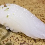 鮨匠 のむら - 握り①障泥烏賊(鹿児島県開聞岳沖産)800g雌
      カボス・塩
      産卵期は春～初夏、旬は春～夏
      モチモチとした食感で甘みも強いです
      少し寝かせてあり柔らかく仕上がって、旨みと甘みが引き出されています