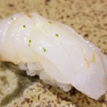 鮨匠 のむら - 握り②スジアラ(鹿児島県開聞岳沖産)
      産卵期は春～夏、旬は通年美味しい。
      沖縄三大美味魚の筆頭のアカジン。
      南方系のハタなので身は柔らかめですが、独特な旨みと甘みがあります。