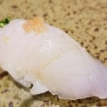鮨匠 のむら - 握り③ウスバハギ(鹿児島県開聞岳沖産)
      産卵期は夏、旬は秋～冬
      お店で活き〆して、鮮度良いものでないと握りには使えないそうです。
      モチモチとして柔らかく、落ち着いた旨み。