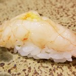 鮨匠 のむら - 握り④ナミクダヒゲエビ (鹿児島錦江湾・210m)
      産卵期は夏～秋、旬も夏～秋
      しかし、通年味わいが落ちないようです
      ご当地のスペシャルなネタで、甘海老よりも甘く複雑なコクと海老特有の旨みがあります